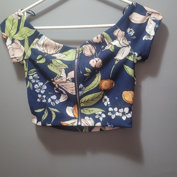 Revamped Off Shoulder Blue Floral Print Crop Top S - Picture 6 of 6